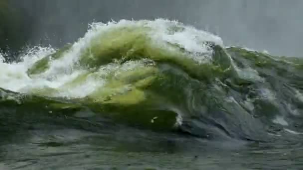 Detailní záběr na divoké vlny na řece — Stock video