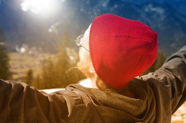 Genç sakallı adam kollarını güneş doğru uzanan