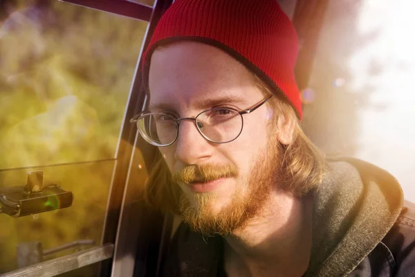 Kırmızı bere ile Kızıl saçlı sakallı adam portresi — Stok fotoğraf
