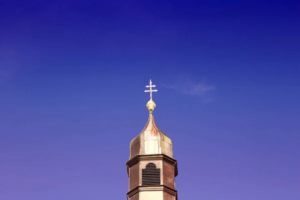 Primer plano de torre de la iglesia y el cielo azul — Foto de Stock