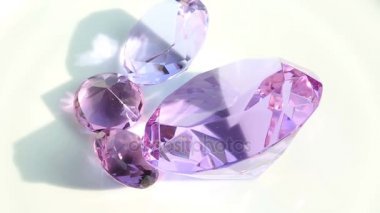 Birkaç tabak dönen üzerinde parlak elmas pembe