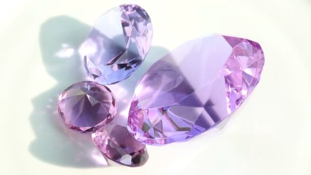 Varios diamantes brillantes rosados en placa giratoria — Vídeos de Stock
