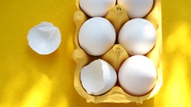 altı yumurta karton üzerinde sarı plaka döndürme
