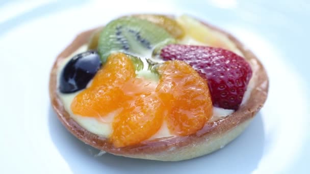 Вращающаяся тарелка с фруктовым пирогом — стоковое видео