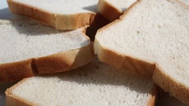 plaka dönen üzerinde tost ekmek dilimleri