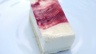 plaka kare kek parçası ile döner 