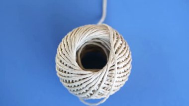 Mavi plaka topu bir ip ile döner