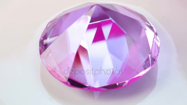 Rosa glänzender Diamant auf rotierender Platte — Stockvideo