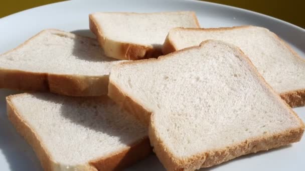 Rebanadas de pan tostado en plato giratorio — Vídeo de stock