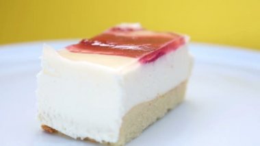 plaka Sarı zemin üzerine kare kek parçası ile döner