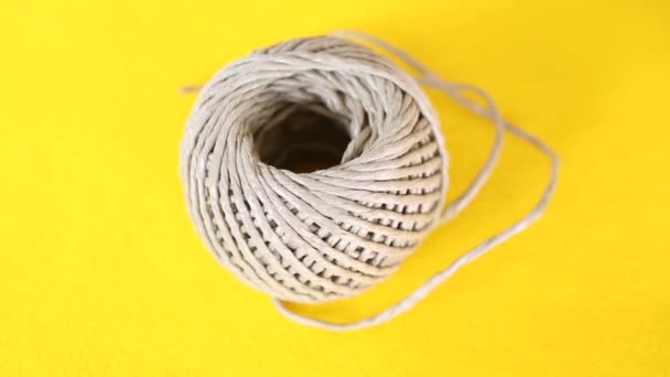 Вращающаяся желтая пластина с шариком веревки — стоковое видео