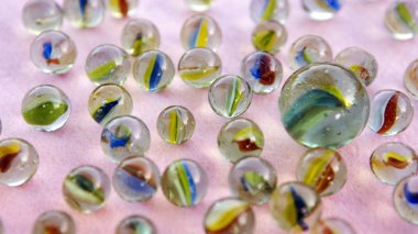 bir büyük mermer ve pembe tablo üzerinde küçük olanlar