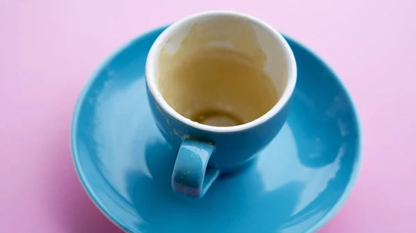 Άδειο μπλε κούπα με τον υπόλοιπο καφέ — Φωτογραφία Αρχείου
