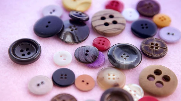 Botones de colores en la mesa rosa — Foto de Stock