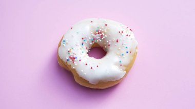 pembe bir arka plan üzerinde renkli Topingler ile çörek