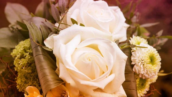 Букет цветов с белыми розами — стоковое фото