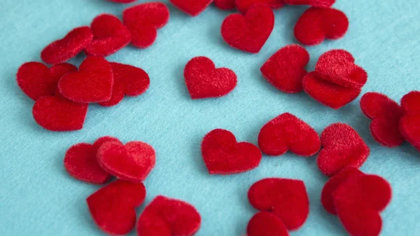 Close-up de pequenos corações suaves vermelhos na mesa azul — Fotografia de Stock