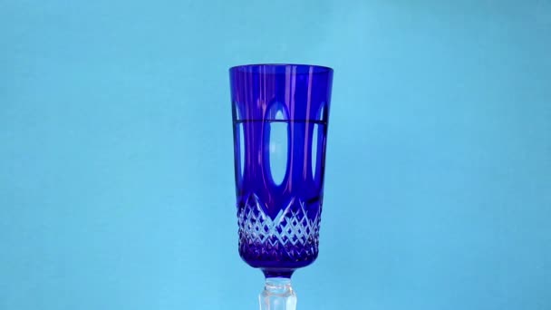 青色の背景色とプレートの回転青のクリスタル グラス — ストック動画