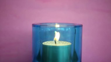 pembe bir arka plan ile mavi cam mum portre