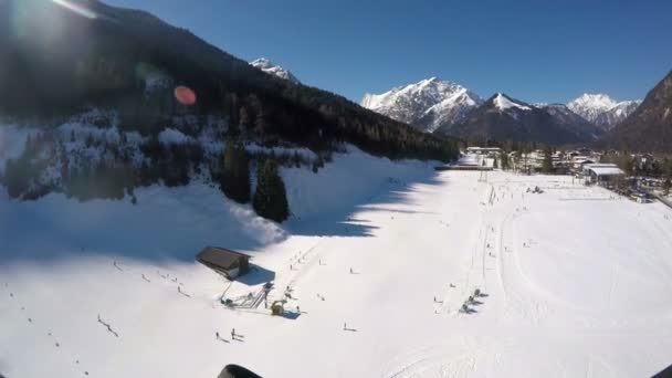 มุมมองนกของทะเลสาบและเทือกเขาแอลป์โดย paragliding — วีดีโอสต็อก