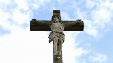İsa ile taş haç ve mavi gökyüzü bulutlu closeup