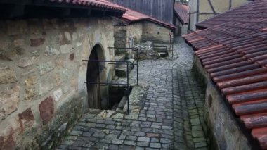 eski bir ortaçağ Arnavut kaldırımlı yol ve kule evleri closeup