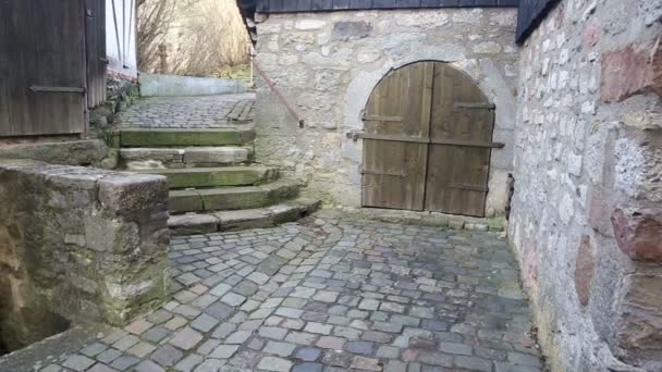 Nahaufnahme einer alten mittelalterlichen Kopfsteinpflasterstraße und Eingang — Stockvideo