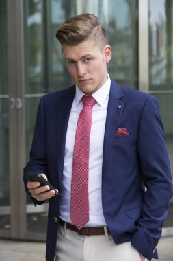 yakışıklı sarışın adam ile onun telefon dışında takım ayakta