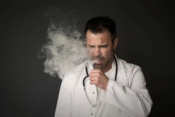 Ritratto del medico che fuma e tossisce — Foto Stock