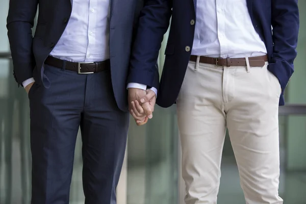 Zwei Männer in Anzügen halten Händchen — Stockfoto