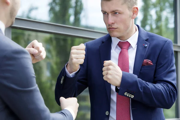 Two businessmen standing outside and fighting — Stock Photo, Image
