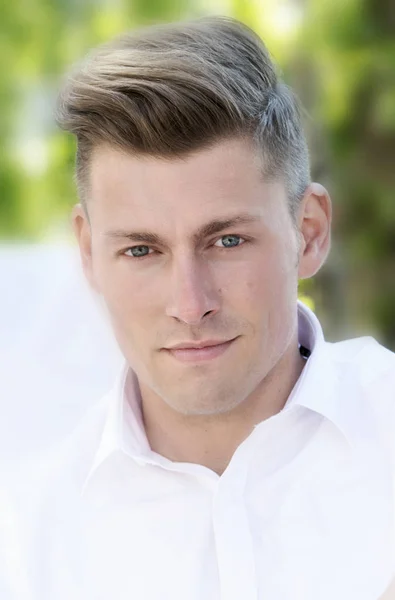 Portrait of handsome blond man smiling at camera — Stock Photo, Image