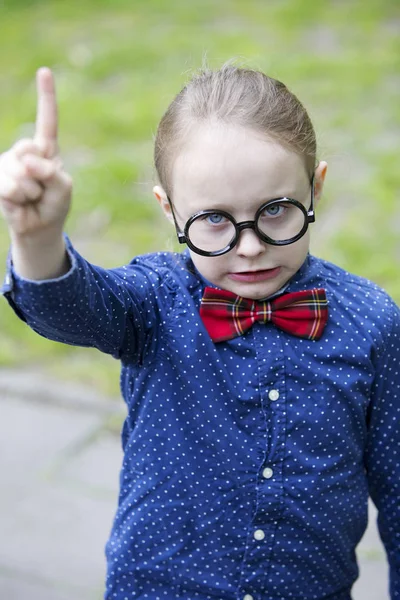 Menino com grandes óculos levantando o dedo — Fotografia de Stock