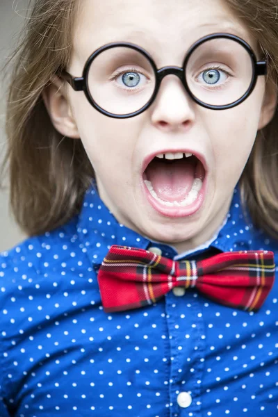 Ung pojke med stora glasögon skriker — Stockfoto