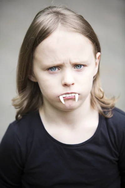 Retrato de niño rubio con dientes de vampiro — Foto de Stock