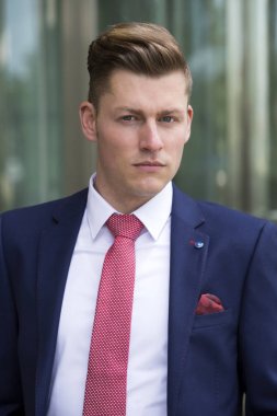 Takım elbiseli sarışın yakışıklı portresi 