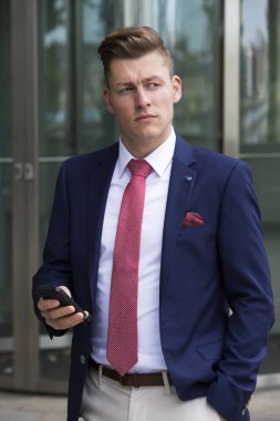 yakışıklı sarışın adam ile onun telefon dışında takım ayakta