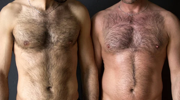 Två män med nakna bröst står tillsammans — Stockfoto
