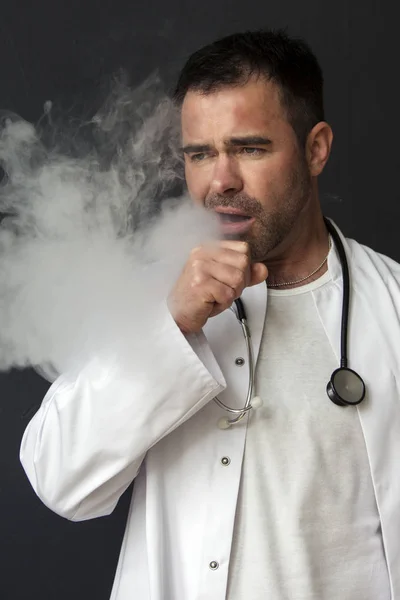 Bel medico fumare e tossire — Foto Stock