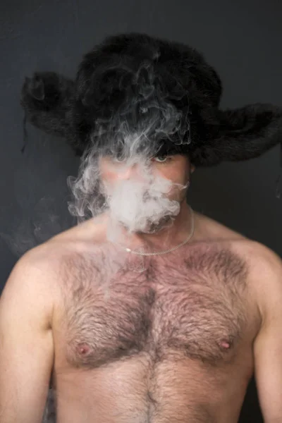 Retrato de homem com peito nu fumar um cigarro — Fotografia de Stock