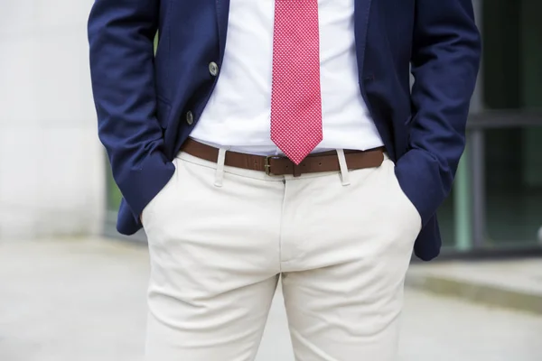 Detail of man in suit and tie with hands in pockets — Stock Photo, Image