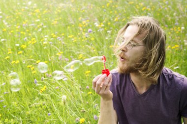 doğada üfleme sabun köpüğü genç adam