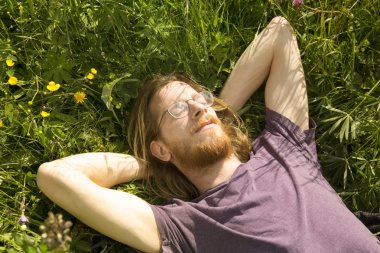 genç adam çimenlerde yalan ve uyuyor