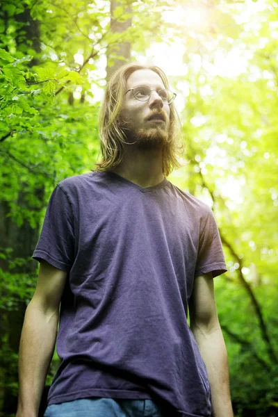 Ormanda genç Kızıl saçlı adam portresi — Stok fotoğraf