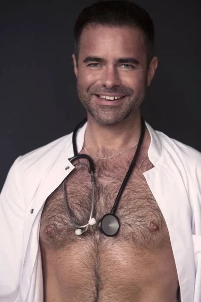 Sexy medico mostrando la sua nudo petto — Foto Stock