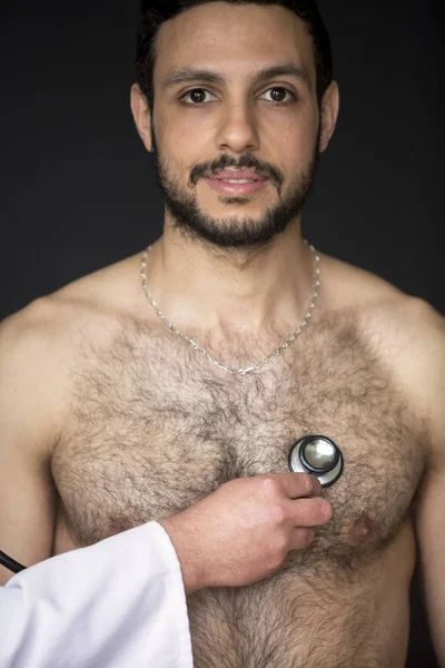 Medico con stetoscopio che ascolta pazienti senza maglietta heartbea — Foto Stock
