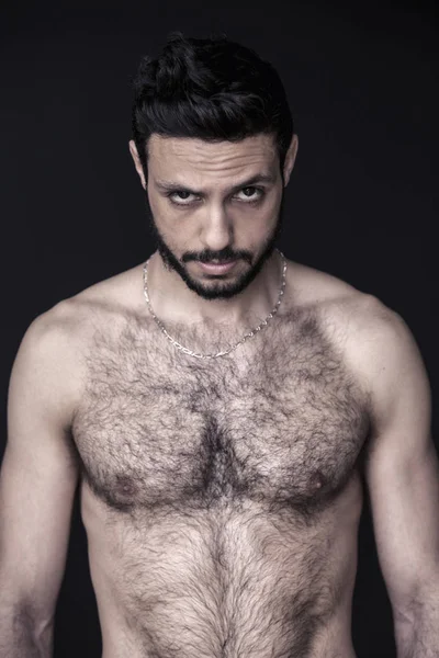 Портрет мускулистого волосатого мужчины без рубашки — стоковое фото