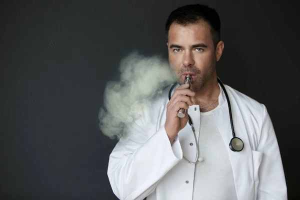 전자 담배와 흡연 잘생긴 의사 — 스톡 사진