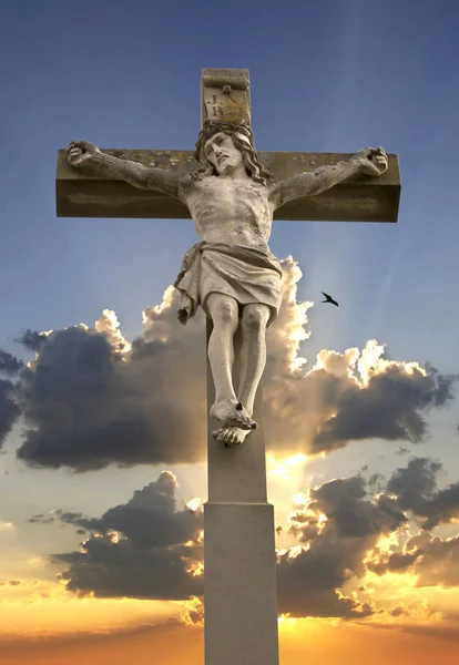 Πέτρα Σταυρός με τον Ιησού και τον ουρανό με ηλιαχτίδες — Φωτογραφία Αρχείου