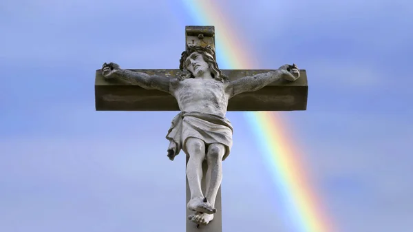 Πέτρα Σταυρός με τον Ιησού και το γαλάζιο του ουρανού με ουράνιο τόξο — Φωτογραφία Αρχείου